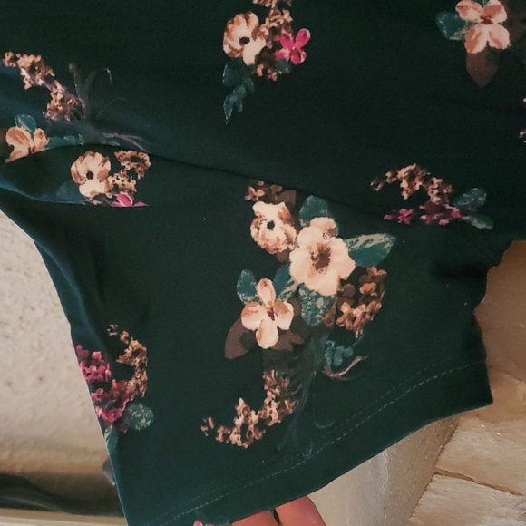 Forest green rushed short sleeve summer dress. - Picture 4 of 5